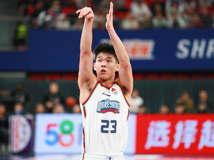 状态可以!林葳半场8中5拿到13分1板1助