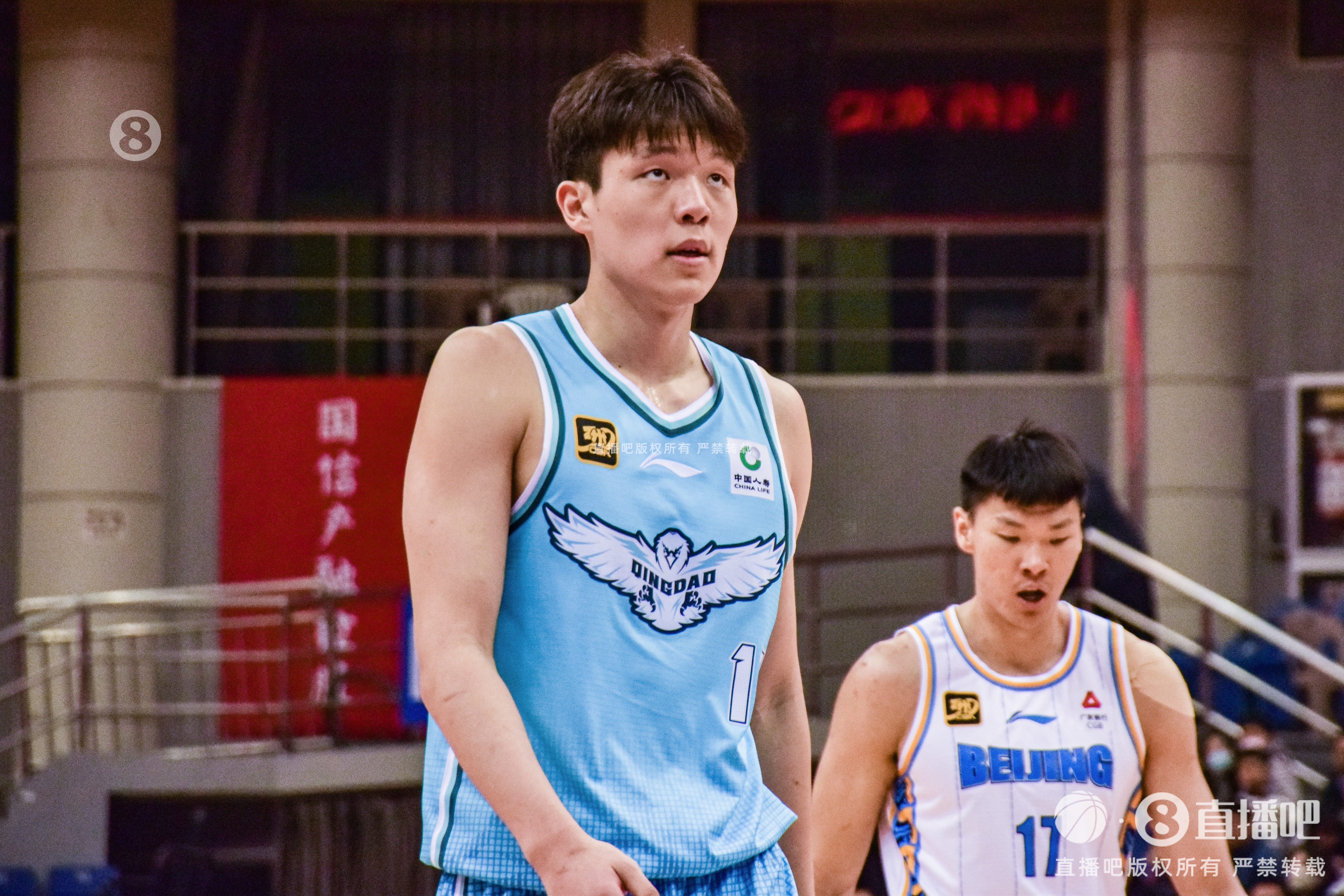 内线攻防俱佳!杨瀚森半场10分钟4中3砍9分11板&另有3断2帽